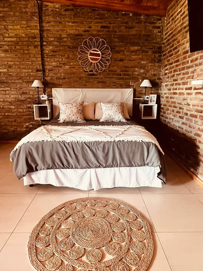 Dormitorio con luz natural y cortinas blancas