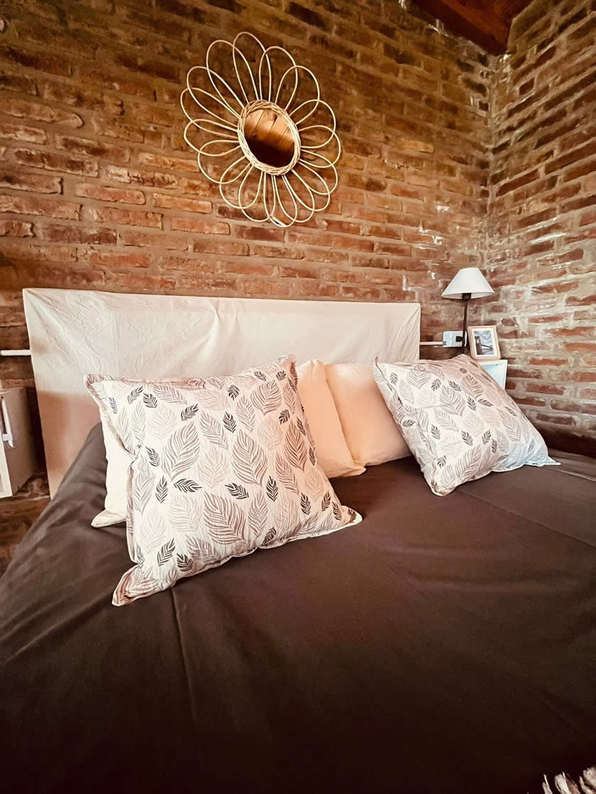 Dormitorio con luz natural y cortinas blancas