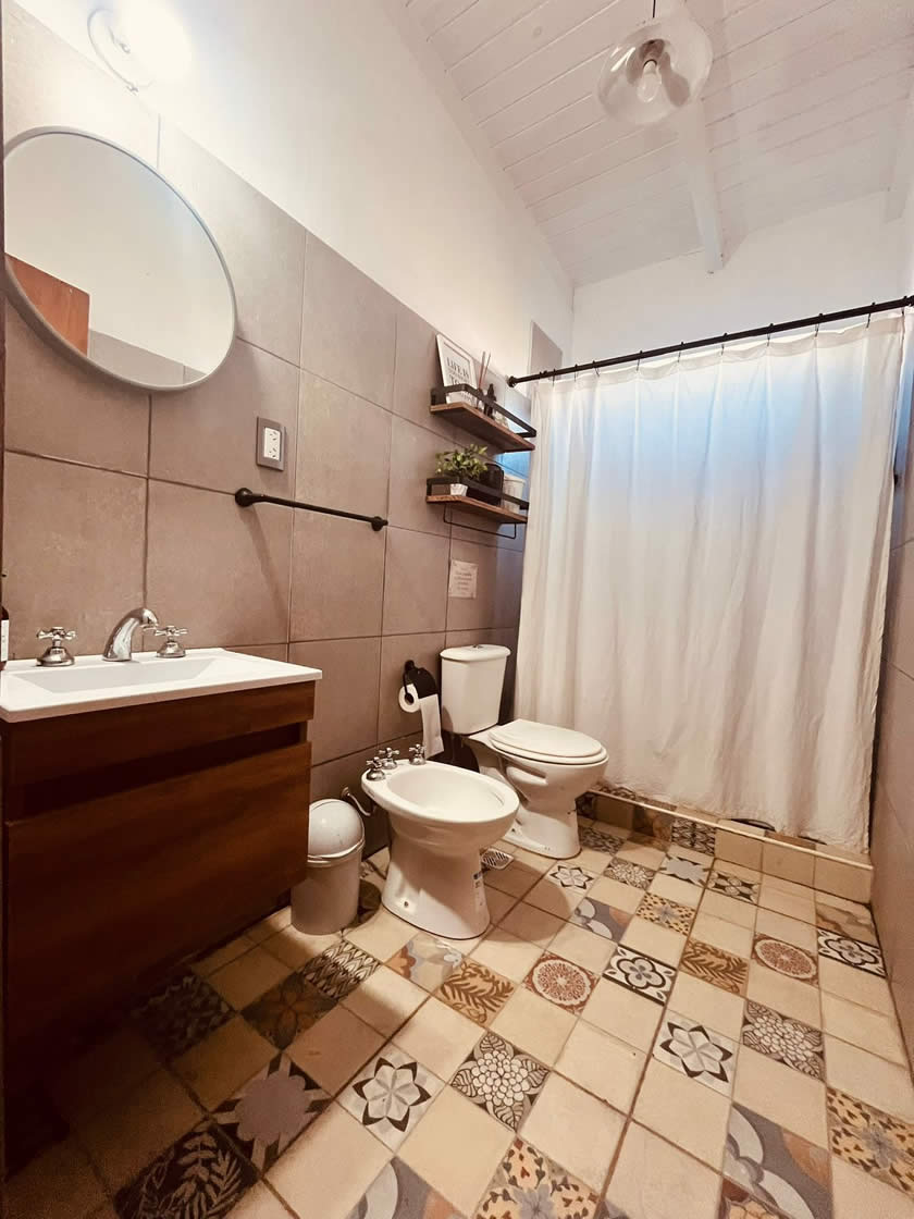 Dormitorio con luz natural y cortinas blancas
