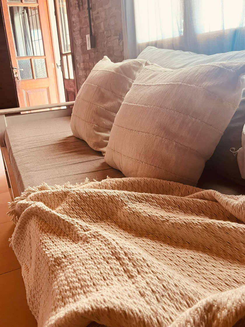 Dormitorio con luz natural y cortinas blancas